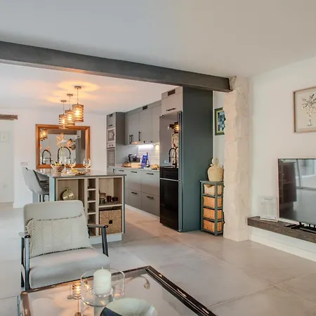 ヴィラ Katya By Villalize *