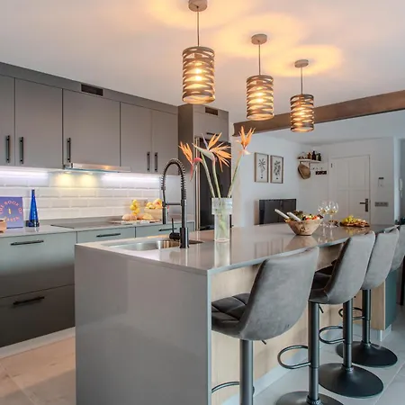 Katya By Villalize ヴィラ *